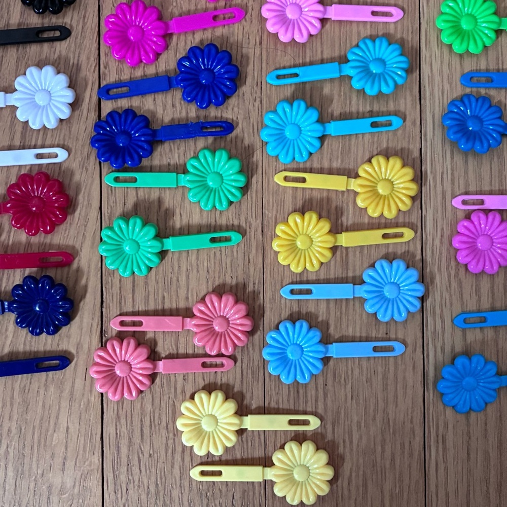 Plastic retro hair barrettes. Set of 34 Snap Close Daisy hair clips. Opaque - Picture 10 of 11